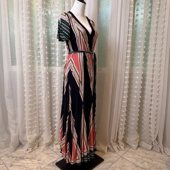 Short-Sleeve Floor-Length Modern Lady Dress - Picture 3 of 13